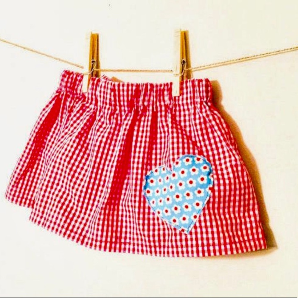 🏝 Little girl's red checkered skirt